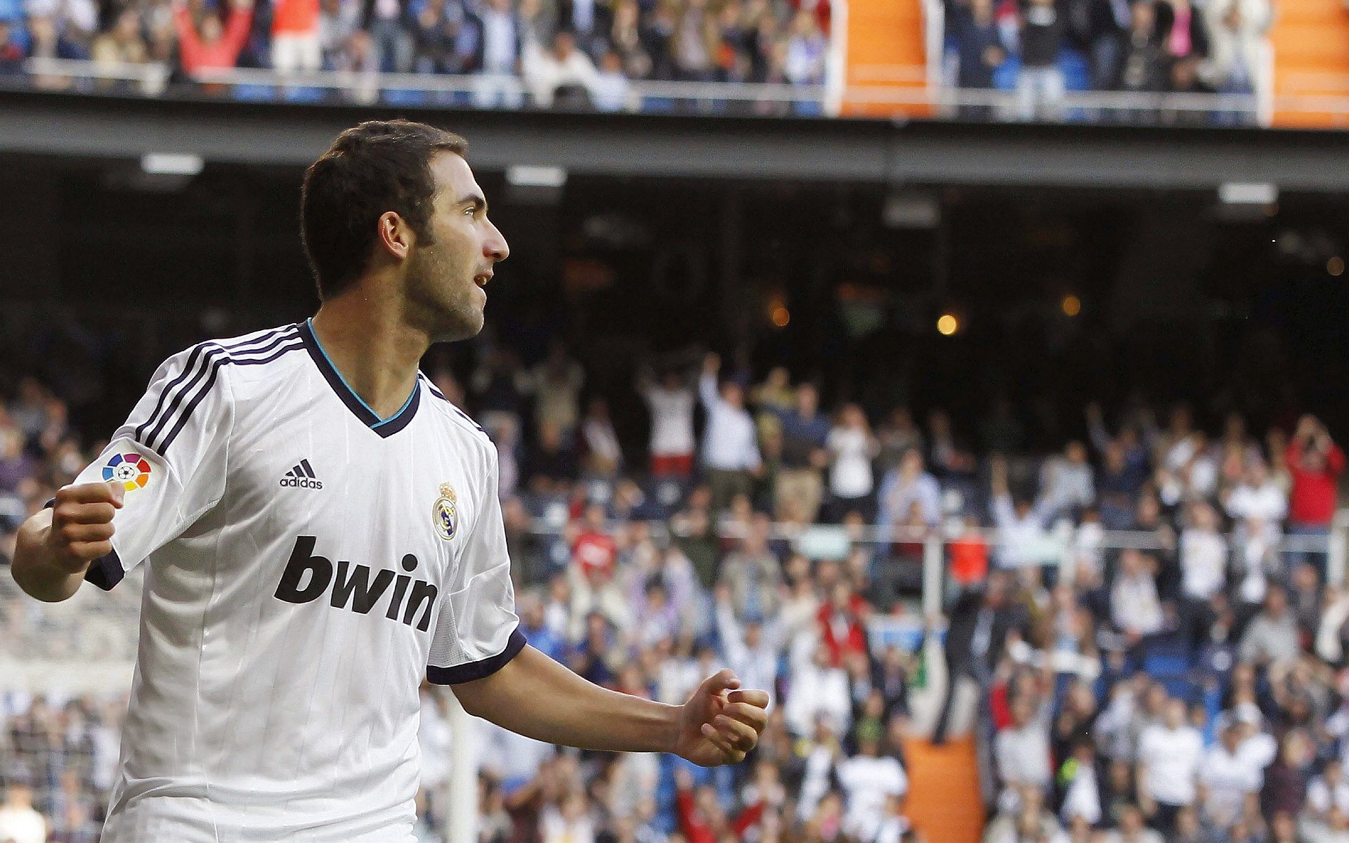 广东队利用挡拆战术不断撕裂对手防线，广东队战术打法